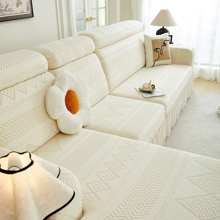 91家纺网 家纺一手货源 找家纺 丝绮鹿 2024新款雕花绒菲亚沙发套裙边款（贵妃图） 米白