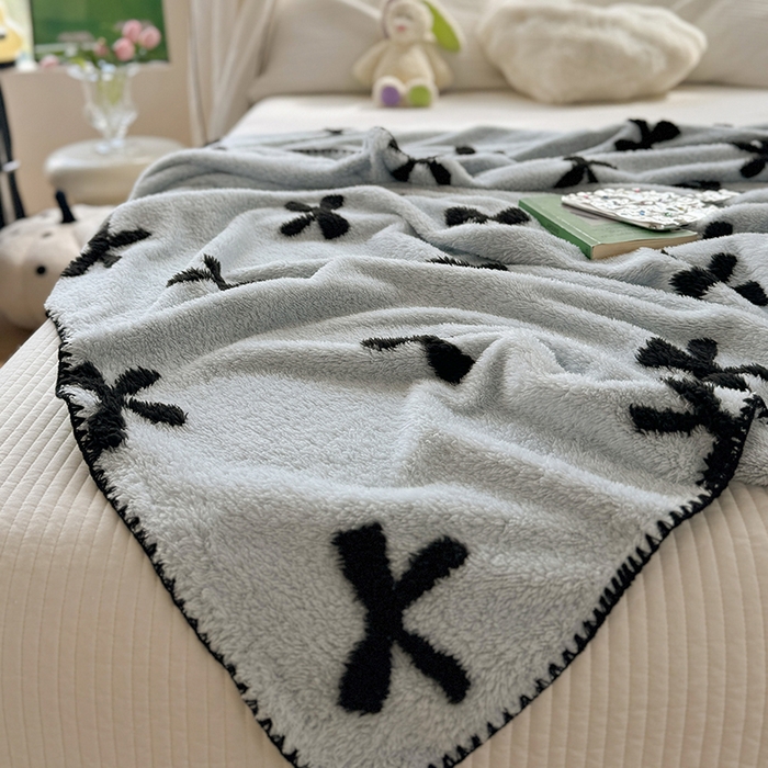 91家纺网 家纺一手货源 找家纺 吉象家纺 2024新款A类高克重棉舒绒贝壳包边毛毯 同心结