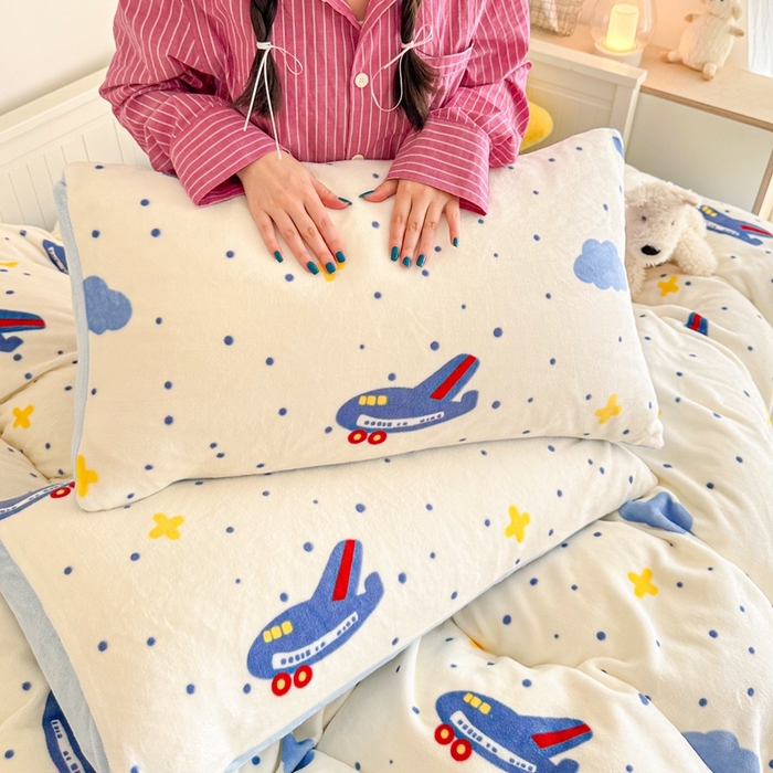 91家纺网 家纺一手货源 找家纺 呗旺鹿 2024新款高克重卡通印花毛巾绣牛奶绒四件套 小飞机