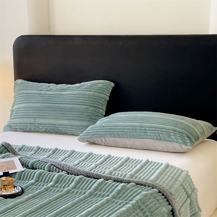 91家纺网 家纺一手货源 找家纺 梦舒羽 2025新款兔毛绒子母条枕套 冰蓝