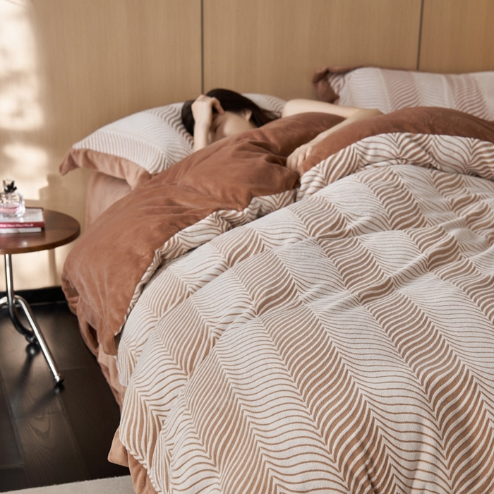 91家纺网 家纺一手货源 找家纺 时年家纺 2024新款高克重暖暖云朵牛奶绒工艺款四件套-素羽 素羽-摩卡