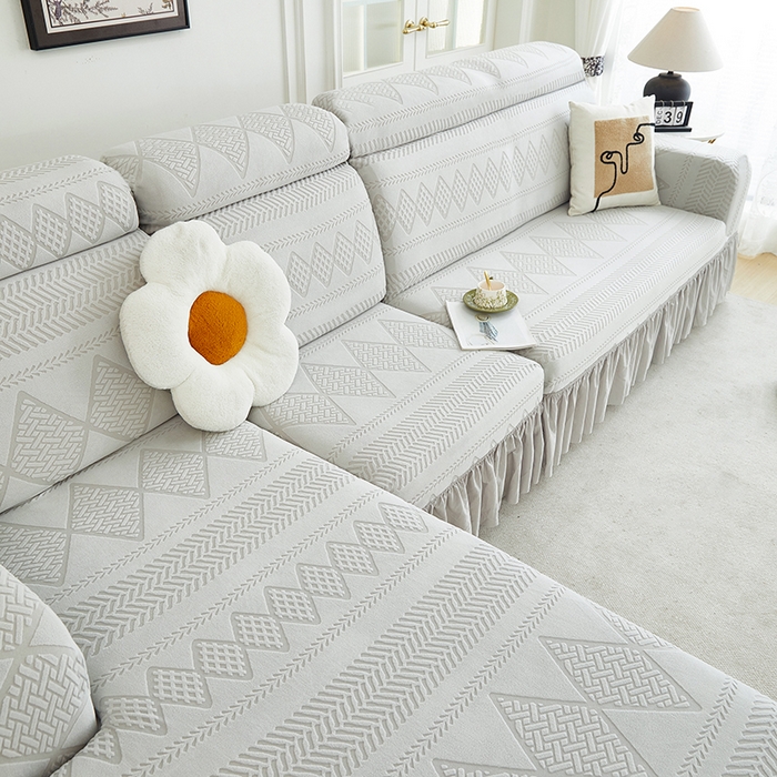 91家纺网 家纺一手货源 找家纺 丝绮鹿 2024新款雕花绒菲亚沙发套裙边款（贵妃图） 浅灰