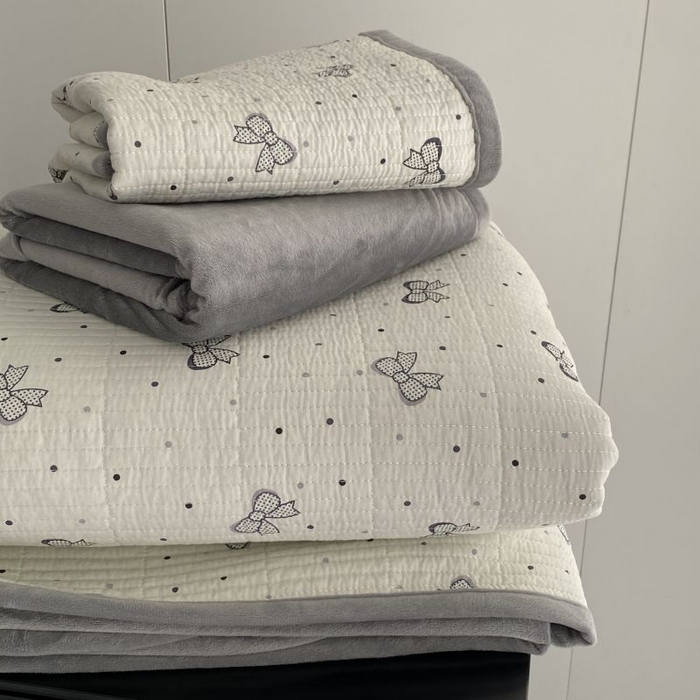 91家纺网 家纺一手货源 找家纺 莱豫家纺 2024新款砂洗棉加绒床盖三件套（叠拍图） 蝴蝶结灰