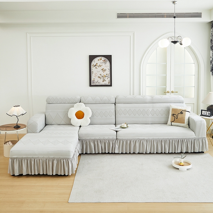 91家纺网 家纺一手货源 找家纺 丝绮鹿 2024新款雕花绒菲亚沙发套裙边款（贵妃图） 浅灰