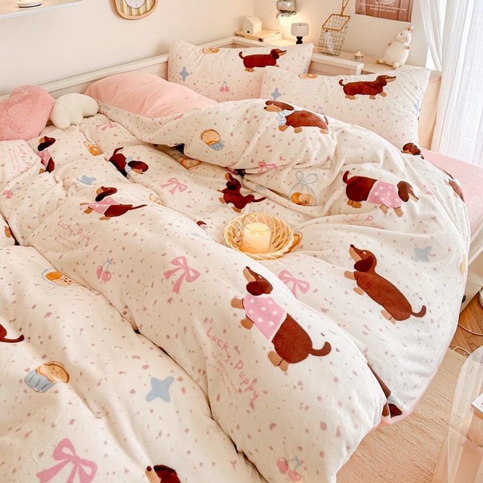 91家纺网 家纺一手货源 找家纺 呗旺鹿 2024新款高克重卡通印花毛巾绣牛奶绒四件套 狗狗派对