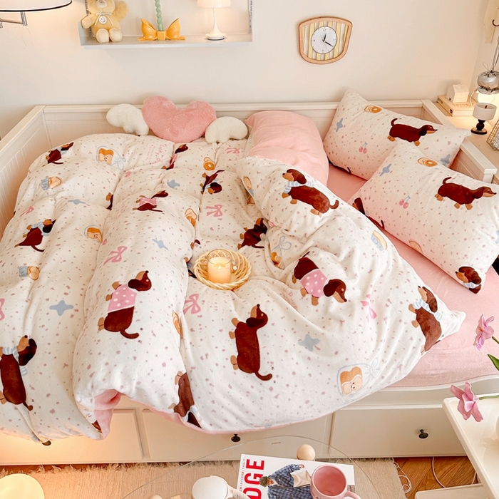 91家纺网 家纺一手货源 找家纺 呗旺鹿 2024新款高克重卡通印花毛巾绣牛奶绒四件套 狗狗派对