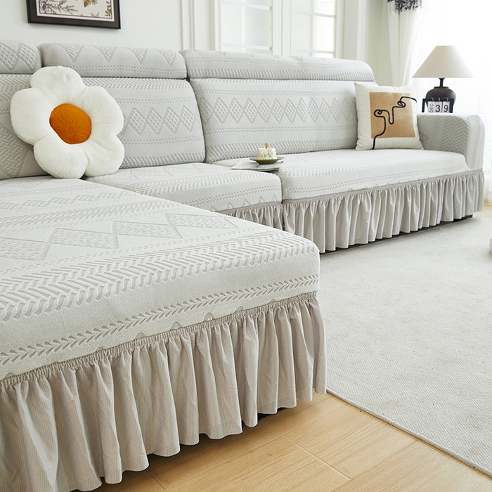 91家纺网 家纺一手货源 找家纺 丝绮鹿 2024新款雕花绒菲亚沙发套裙边款（贵妃图） 浅灰