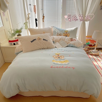 91家纺网 家纺一手货源 找家纺 顾里家纺 2024新款卡通毛巾绣牛奶绒四件套 蛋糕熊仔