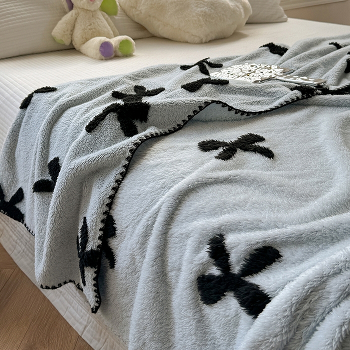 91家纺网 家纺一手货源 找家纺 吉象家纺 2024新款A类高克重棉舒绒贝壳包边毛毯 同心结