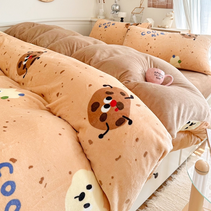 91家纺网 家纺一手货源 找家纺 呗旺鹿 2024新款高克重卡通印花毛巾绣牛奶绒四件套 萌宠曲奇