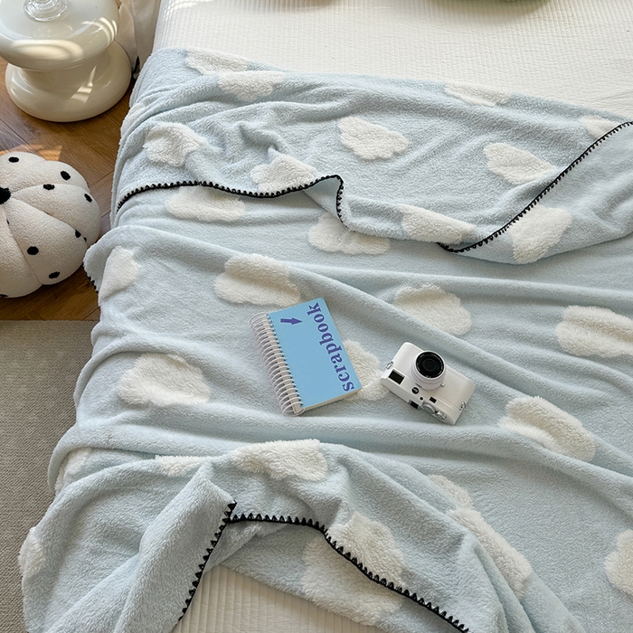 91家纺网 家纺一手货源 找家纺 吉象家纺 2024新款A类高克重棉舒绒贝壳包边毛毯 白云朵朵蓝