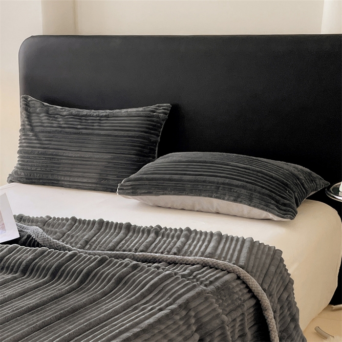 91家纺网 家纺一手货源 找家纺 梦舒羽 2025新款兔毛绒子母条枕套 深灰