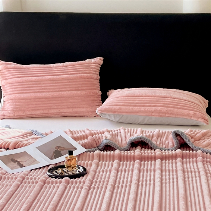 91家纺网 家纺一手货源 找家纺 梦舒羽 2025新款兔毛绒子母条枕套 豆粉