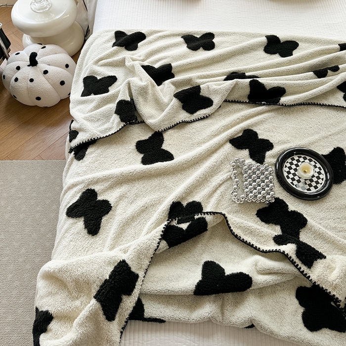 91家纺网 家纺一手货源 找家纺 吉象家纺 2024新款A类高克重棉舒绒贝壳包边毛毯 黑蝴蝶