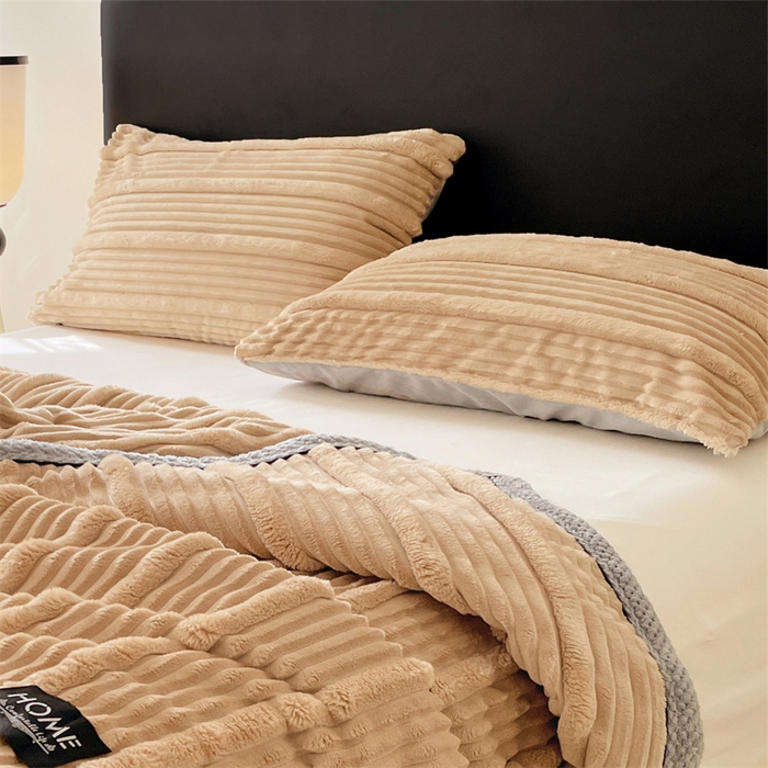 91家纺网 家纺一手货源 找家纺 梦舒羽 2025新款兔毛绒子母条枕套 卡其色