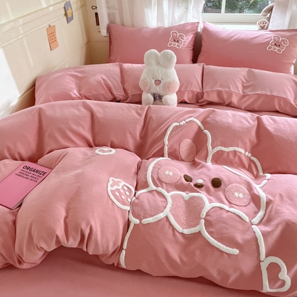 91家纺网 家纺一手货源 找家纺 优卡迪家纺馆 2024新款锦棉毛巾绣四件套【下载文件夹包含买家秀】 奶油兔-红