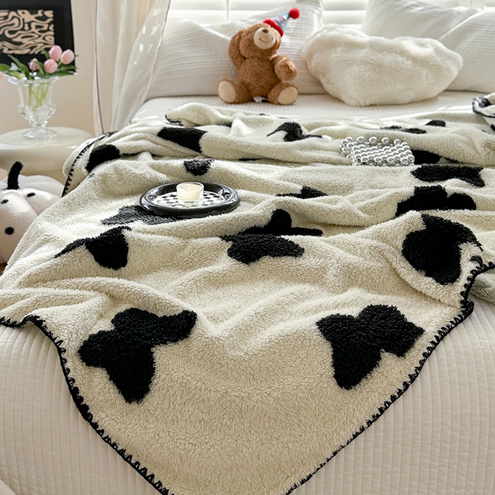 91家纺网 家纺一手货源 找家纺 吉象家纺 2024新款A类高克重棉舒绒贝壳包边毛毯 黑蝴蝶