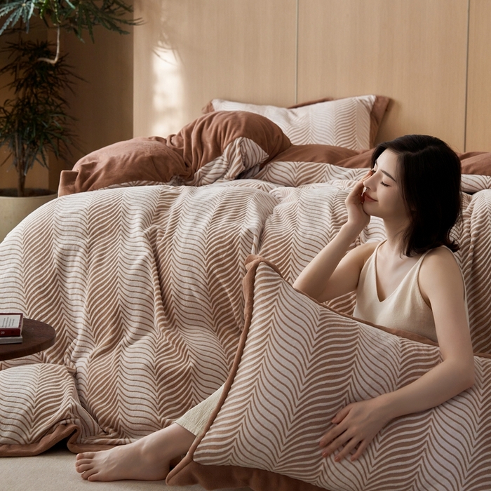 91家纺网 家纺一手货源 找家纺 时年家纺 2024新款高克重暖暖云朵牛奶绒工艺款四件套-素羽 素羽-摩卡