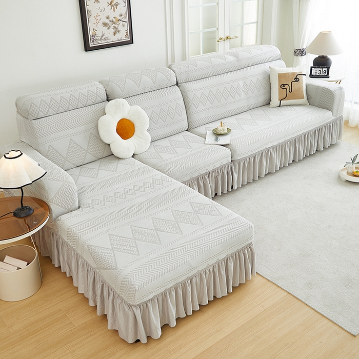 91家纺网 家纺一手货源 找家纺 丝绮鹿 2024新款雕花绒菲亚沙发套裙边款（贵妃图） 浅灰