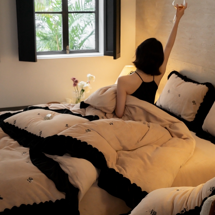 91家纺网 家纺一手货源 找家纺 黛舒 2024新款230克全消光牛奶绒四件套-玫瑰 玫瑰-黑