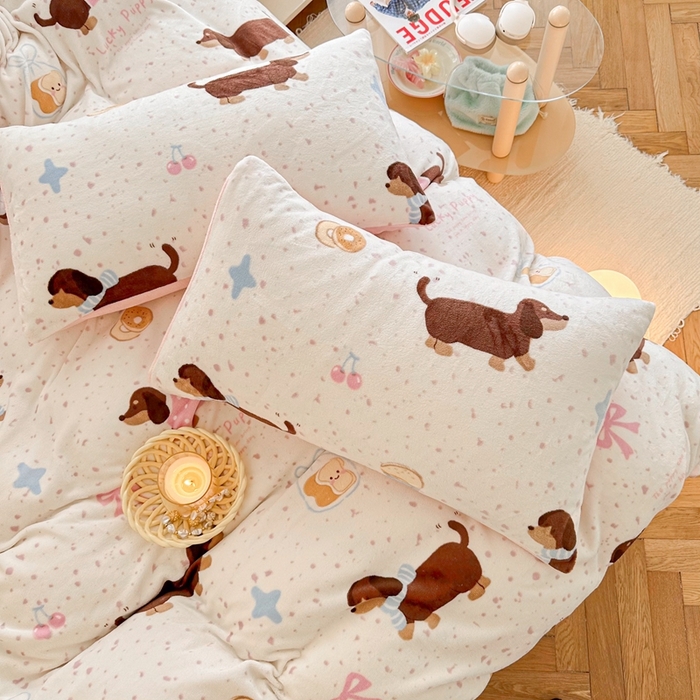 91家纺网 家纺一手货源 找家纺 呗旺鹿 2024新款高克重卡通印花毛巾绣牛奶绒四件套 狗狗派对