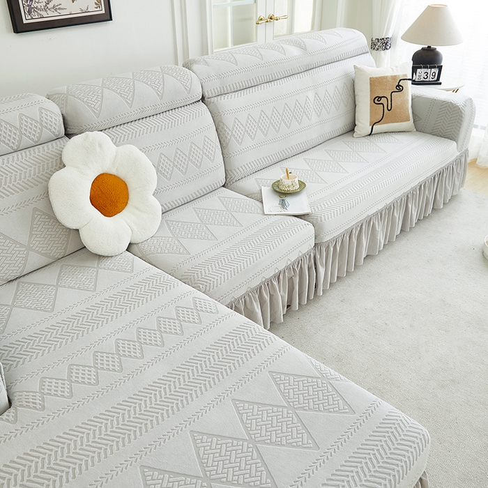 91家纺网 家纺一手货源 找家纺 丝绮鹿 2024新款雕花绒菲亚沙发套裙边款（贵妃图） 浅灰