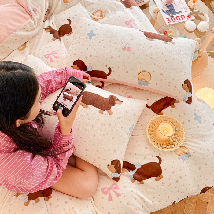 91家纺网 家纺一手货源 找家纺 呗旺鹿 2024新款高克重卡通印花毛巾绣牛奶绒四件套 狗狗派对