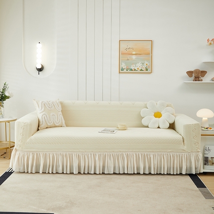 91家纺网 家纺一手货源 找家纺 丝绮鹿 2024新款雕花绒菲亚系列沙发套裙边款（三人图） 米白