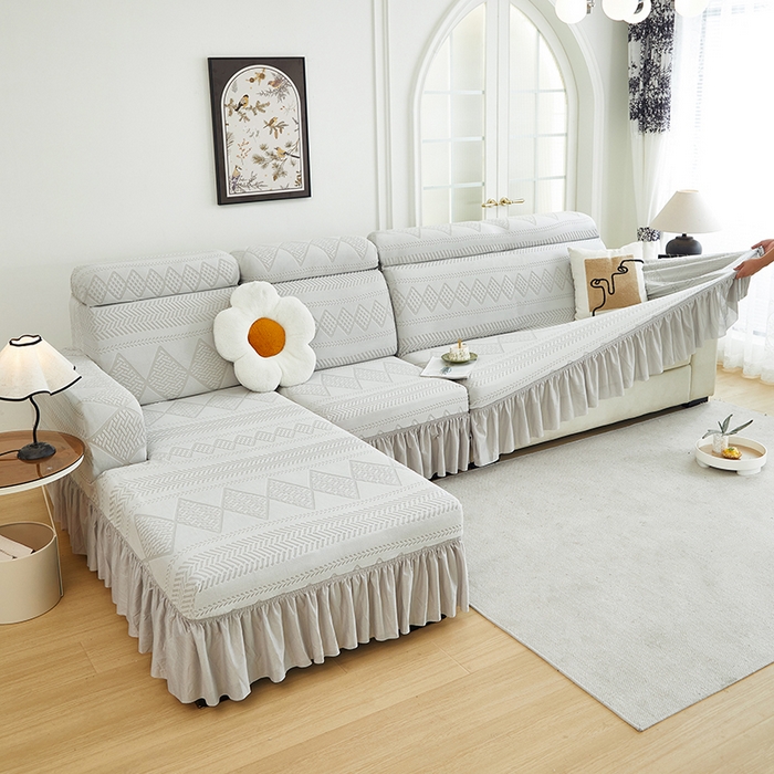 91家纺网 家纺一手货源 找家纺 丝绮鹿 2024新款雕花绒菲亚沙发套裙边款（贵妃图） 浅灰