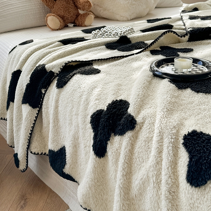 91家纺网 家纺一手货源 找家纺 吉象家纺 2024新款A类高克重棉舒绒贝壳包边毛毯 黑蝴蝶