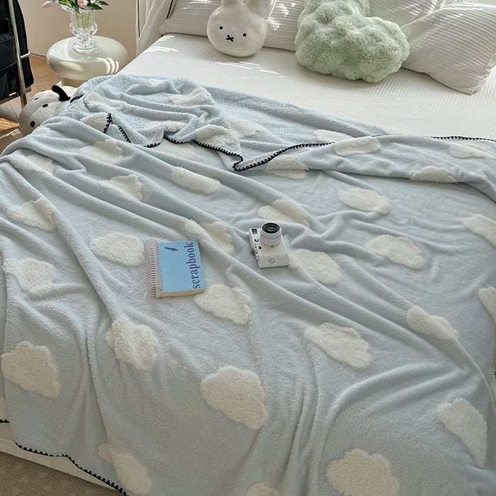 91家纺网 家纺一手货源 找家纺 吉象家纺 2024新款A类高克重棉舒绒贝壳包边毛毯 白云朵朵蓝