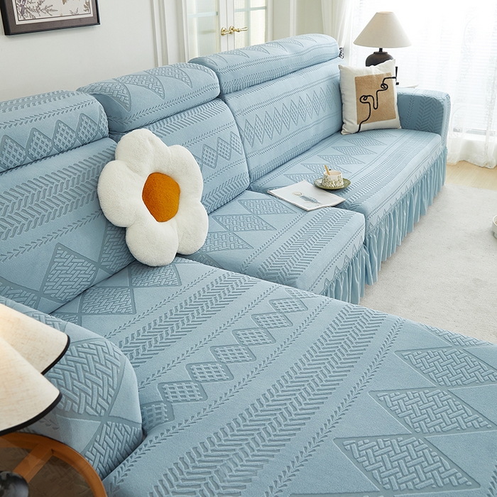 91家纺网 家纺一手货源 找家纺 丝绮鹿 2024新款雕花绒菲亚沙发套裙边款（贵妃图） 淡蓝