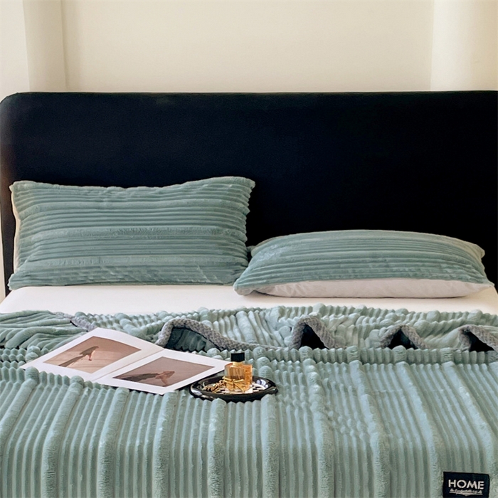 91家纺网 家纺一手货源 找家纺 梦舒羽 2025新款兔毛绒子母条枕套 冰蓝