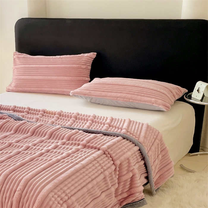 91家纺网 家纺一手货源 找家纺 梦舒羽 2025新款兔毛绒子母条枕套 豆粉