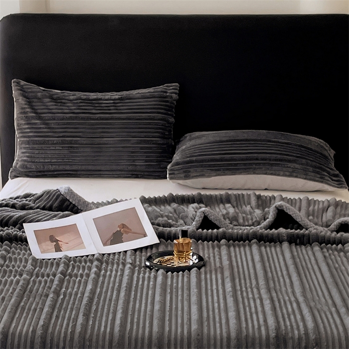 91家纺网 家纺一手货源 找家纺 梦舒羽 2025新款兔毛绒子母条枕套 深灰