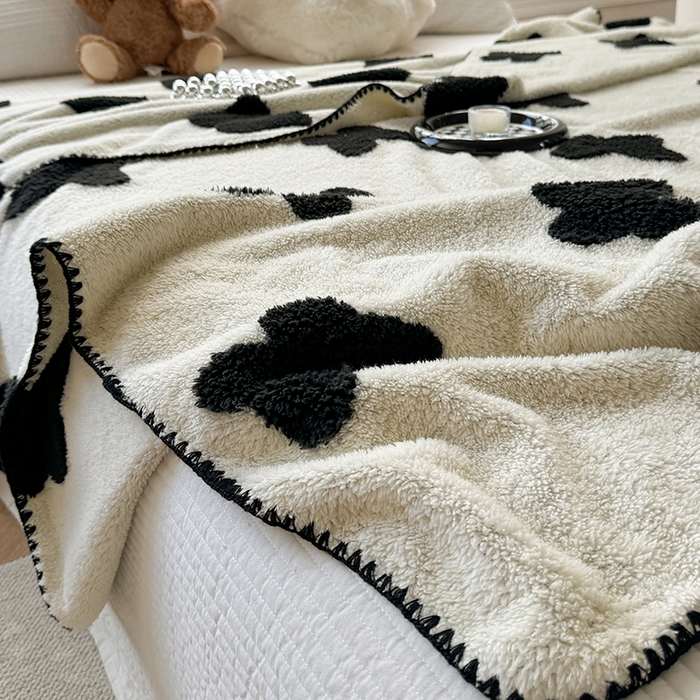 91家纺网 家纺一手货源 找家纺 吉象家纺 2024新款A类高克重棉舒绒贝壳包边毛毯 黑蝴蝶