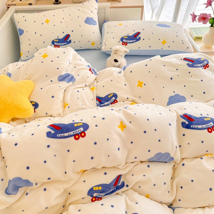 91家纺网 家纺一手货源 找家纺 呗旺鹿 2024新款高克重卡通印花毛巾绣牛奶绒四件套 小飞机