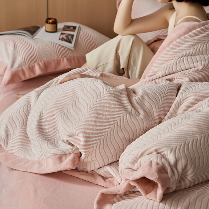 91家纺网 家纺一手货源 找家纺 时年家纺 2024新款高克重暖暖云朵牛奶绒工艺款四件套-素羽 素羽-甜粉