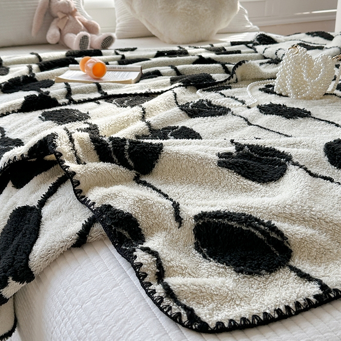 91家纺网 家纺一手货源 找家纺 吉象家纺 2024新款A类高克重棉舒绒贝壳包边毛毯 花儿朵朵