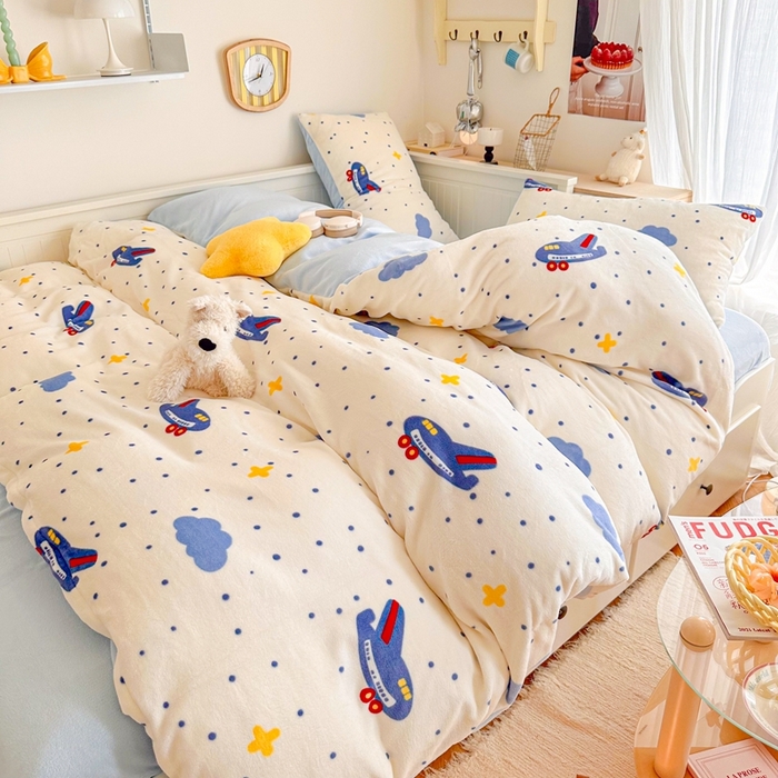 91家纺网 家纺一手货源 找家纺 呗旺鹿 2024新款高克重卡通印花毛巾绣牛奶绒四件套 小飞机