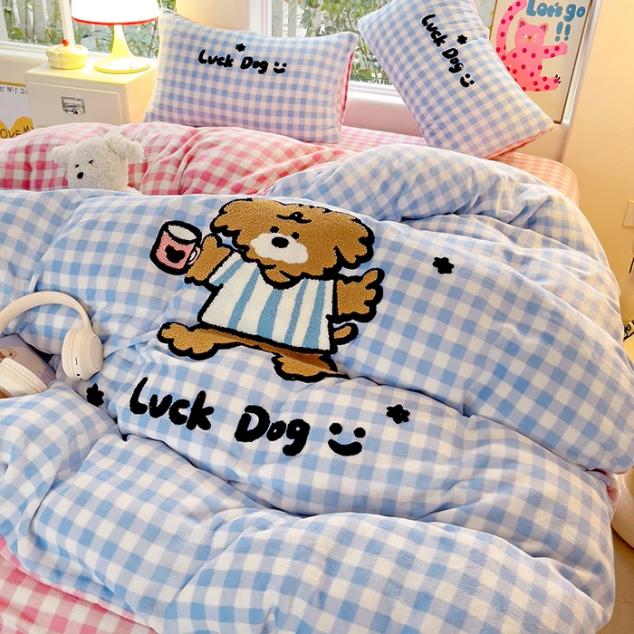 91家纺网 家纺一手货源 找家纺 眠帛家居 2024新款高克重牛奶绒毛巾绣加印大版卡通四件套系列二 旺仔