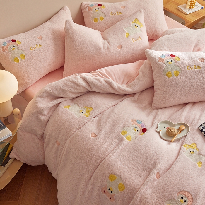 91家纺网 家纺一手货源 找家纺 安莱生活 2024新款绵羊绒毛巾绣四件套 头巾鸭鸭