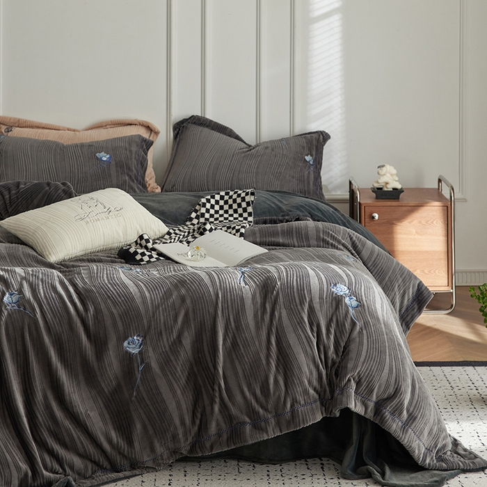 91家纺网 家纺一手货源 找家纺 安莱生活 2024新款全消光曲线绒法式玫瑰绣花四件套-第一风格（质感棚拍图） 蓝玫瑰-魅夜黑