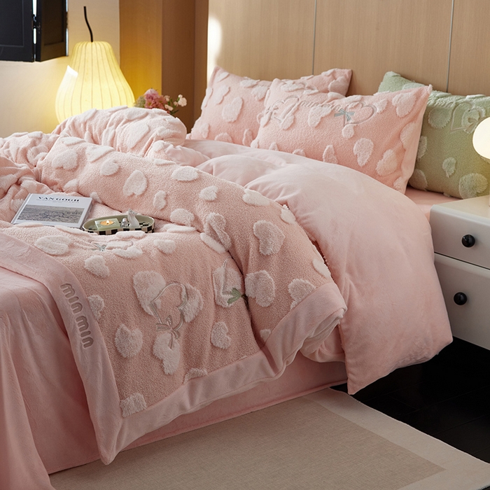 91家纺网 家纺一手货源 找家纺 安莱生活 2024新款minmin泰迪绒立体提花爱心四件套 爱心绒-樱花粉