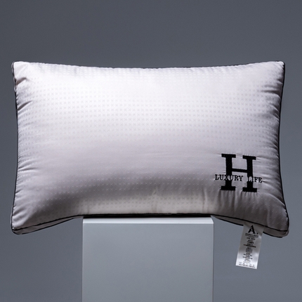 91家纺网 家纺一手货源 找家纺 （总）爱来伊 2024新款柔软舒适刺绣枕酒店枕立体羽丝绒枕头枕芯