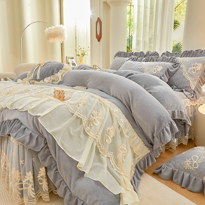 91家纺网 家纺一手货源 找家纺 2024新款加厚牛奶绒蕾丝刺绣床裙四件套-莫奈花园系列 莫奈花园-高级灰