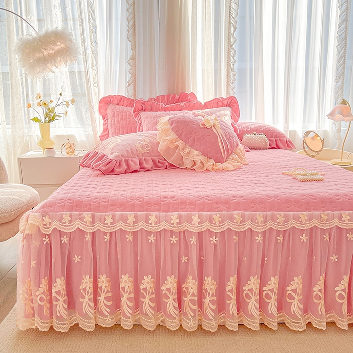 91家纺网 家纺一手货源 找家纺 2024新款加厚牛奶绒蕾丝刺绣床裙单床裙-莫奈花园系列 莫奈花园-少女粉