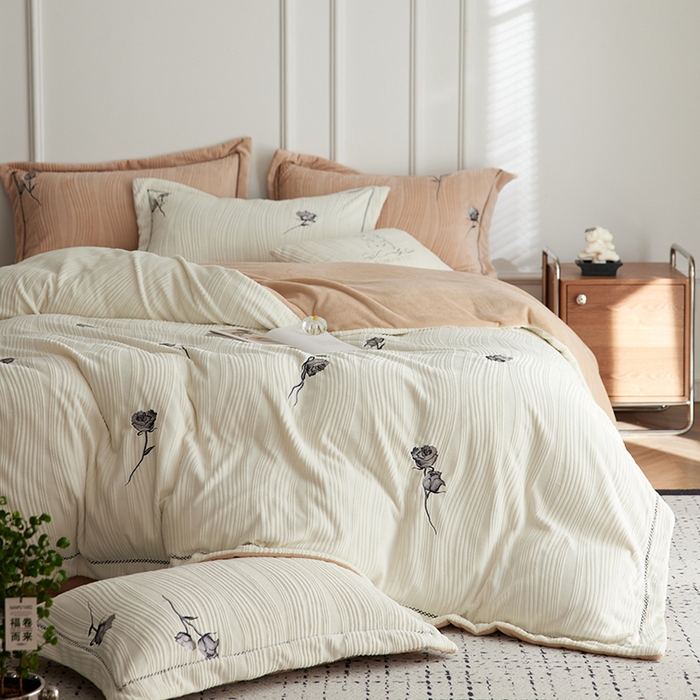 91家纺网 家纺一手货源 找家纺 安莱生活 2024新款全消光曲线绒法式玫瑰绣花四件套-第一风格（质感棚拍图） 黑玫瑰-米月白