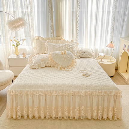 91家纺网 家纺一手货源 找家纺 2024新款加厚牛奶绒蕾丝刺绣床裙单床裙-莫奈花园系列 莫奈花园-奶昔