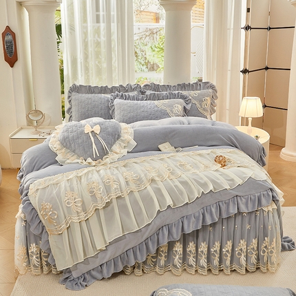91家纺网 家纺一手货源 找家纺 2024新款加厚牛奶绒蕾丝刺绣床裙四件套-莫奈花园系列 莫奈花园-高级灰